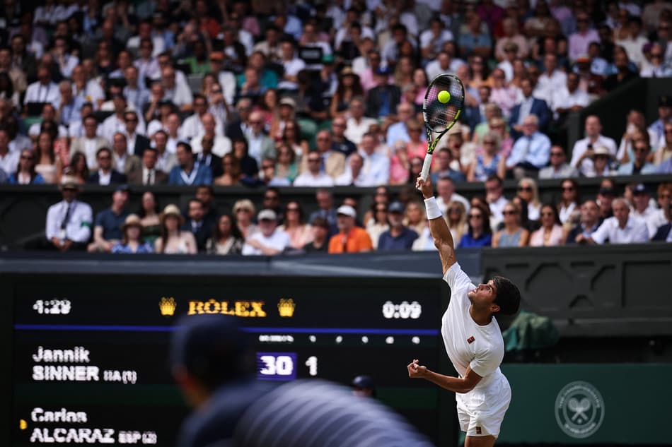 Alcaraz vem de 20 vitórias seguidas em Wimbledon (Foto: HENRY NICHOLLS / AFP