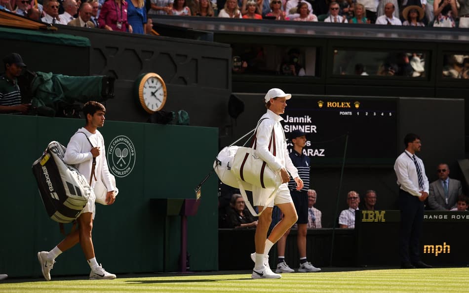 O espanhol Carlos Alcaraz e o italiano Jannik Sinner chegam para a final de Wimbledon (Foto: HENRY NICHOLLS / AFP)