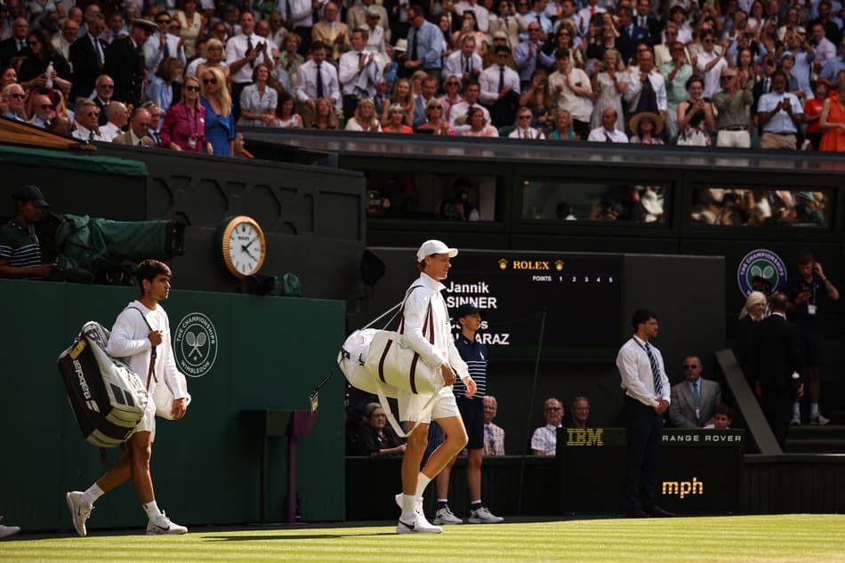 O espanhol Carlos Alcaraz e o italiano Jannik Sinner chegam para a final de Wimbledon (Foto: HENRY NICHOLLS / AFP)
