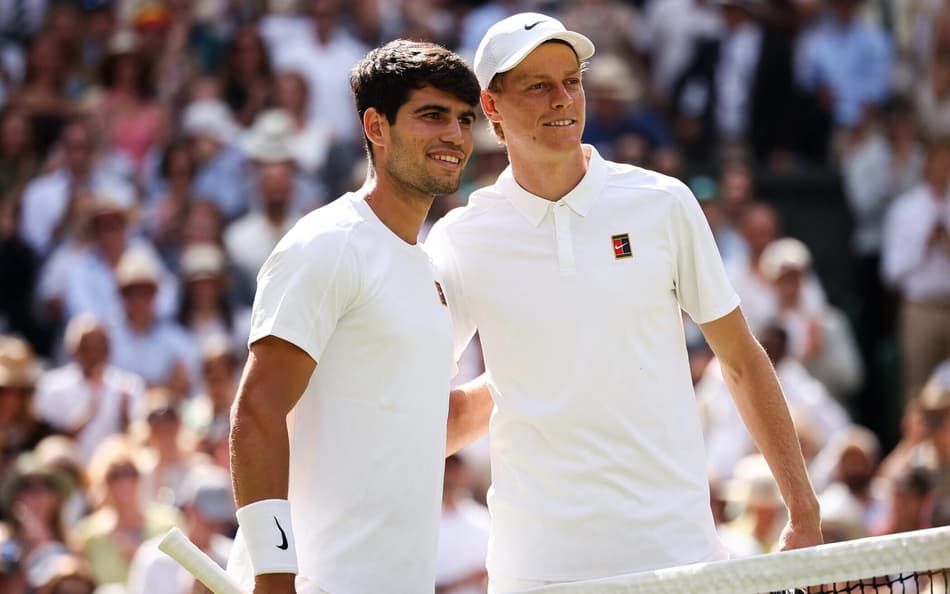 O espanhol Carlos Alcaraz e o italiano Jannik Sinner posam antes do início da final de Wimbledon (Foto: HENRY NICHOLLS / AFP)