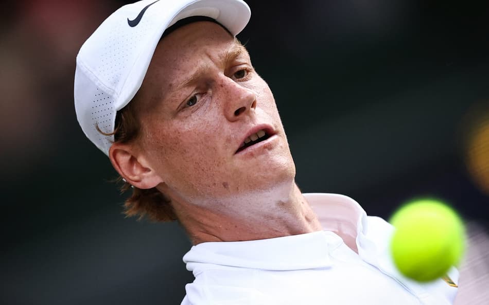 Sinner é o único com três finais de Grand Slam na temporada (Foto: HENRY NICHOLLS / AFP)
