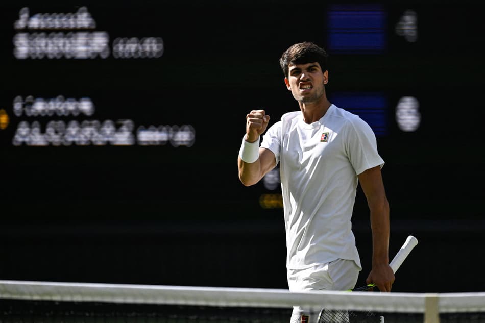Alcaraz venceu o primeiro set por 6/4 (Foto: Kirill KUDRYAVTSEV / AFP)