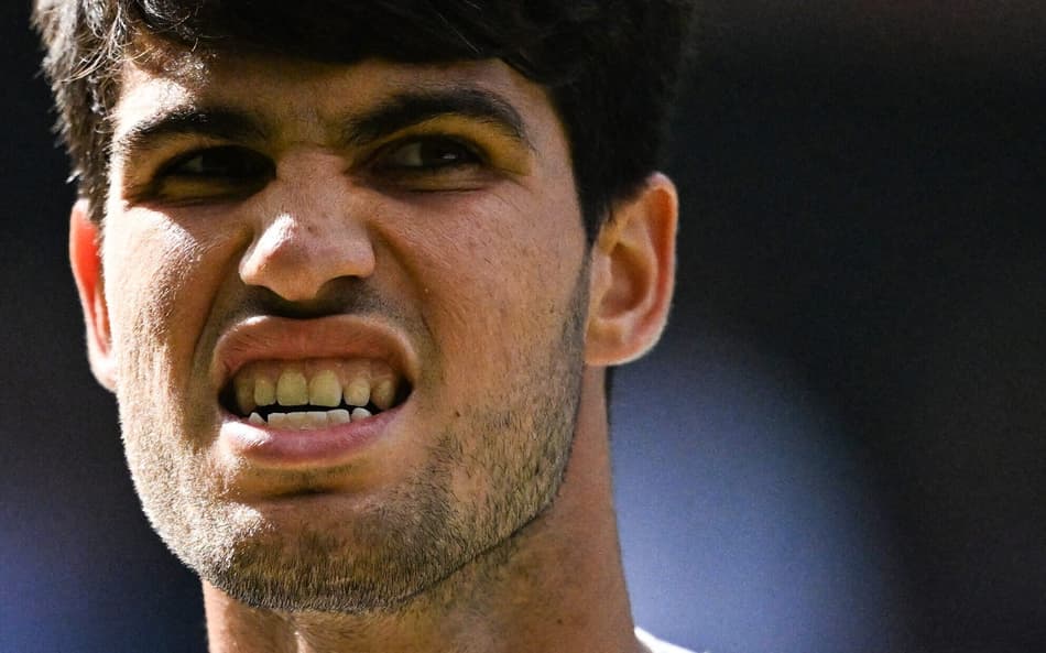 O espanhol Carlos Alcaraz na derrota para o italiano Jannik Sinner na final de Wimbledon (Foto: Kirill KUDRYAVTSEV / AFP)