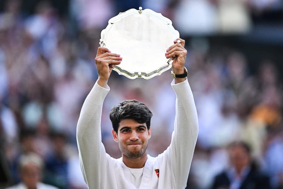 O espanhol Carlos Alcaraz ergue o troféu de vice-campeão de Wimbledon (Foto: Kirill KUDRYAVTSEV / AFP)