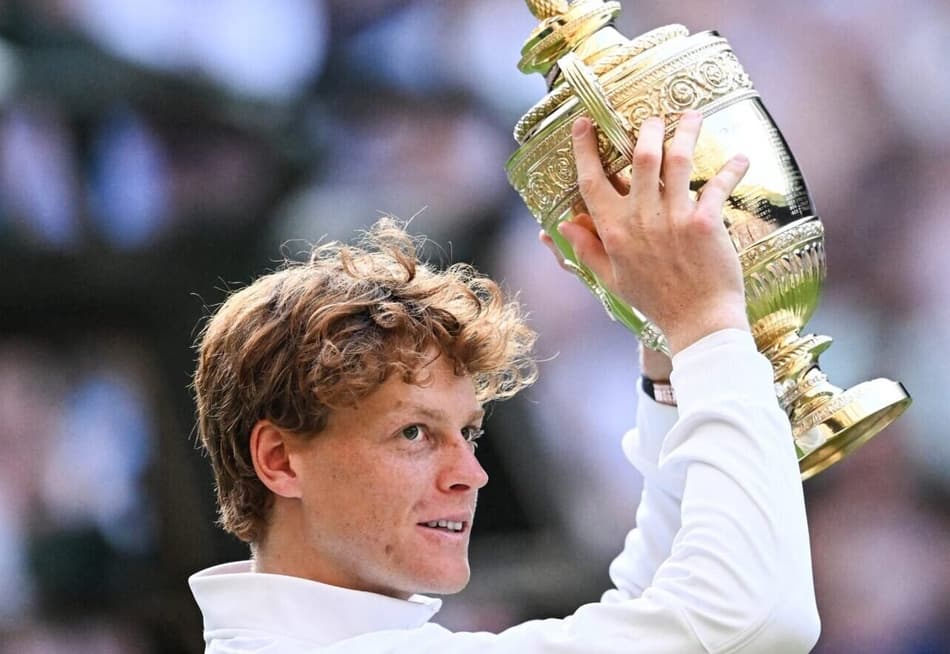 O italiano Jannik Sinner ergue o troféu de Wimbledon pela primeira vez (Foto: Kirill KUDRYAVTSEV / AFP)