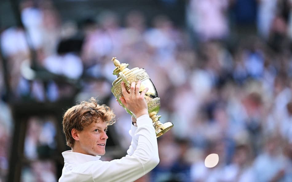 O italiano Jannik Sinner ergue o troféu de Wimbledon pela primeira vez (Foto: Kirill KUDRYAVTSEV / AFP)