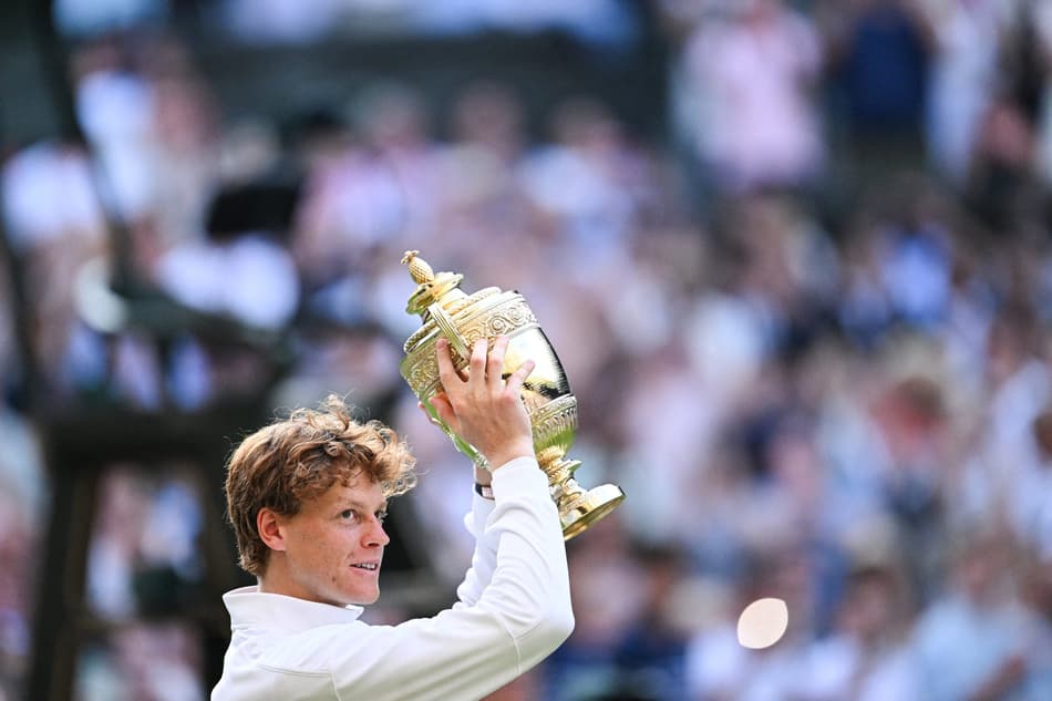 O italiano Jannik Sinner ergue o troféu de Wimbledon pela primeira vez (Foto: Kirill KUDRYAVTSEV / AFP)