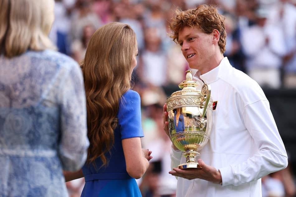 Jannik Sinner recebe das mãos da Princesa de Gales, Catherine, o troféu de Wimbledon (Foto: HENRY NICHOLLS / AFP)