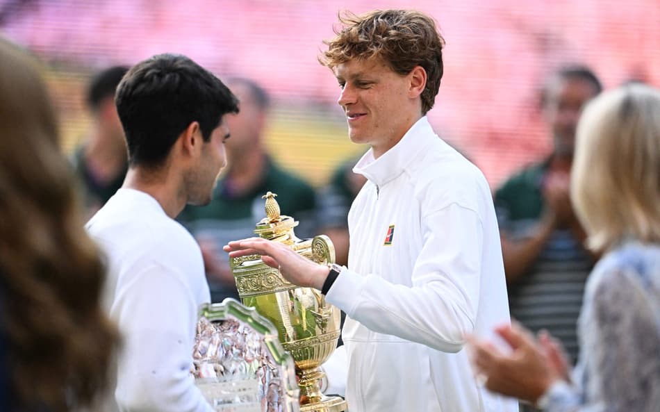 O italiano Jannik Sinner e o espanhol Carlos Alcaraz se cumprimentam após a final de Wimbledon (Foto: Kirill KUDRYAVTSEV / AFP)