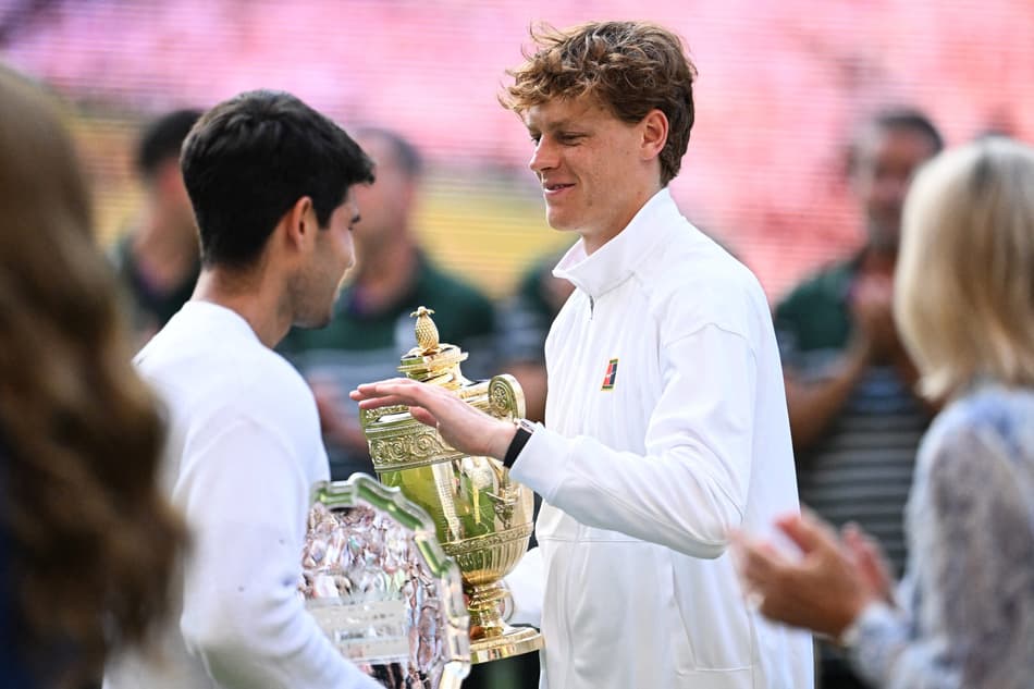 O italiano Jannik Sinner e o espanhol Carlos Alcaraz se cumprimentam após a final de Wimbledon (Foto: Kirill KUDRYAVTSEV / AFP)