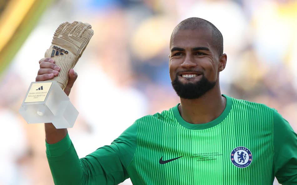 Robert Sánchez, do Chelsea, com o prêmio de melhor goleiro do Mundial de Clubes
