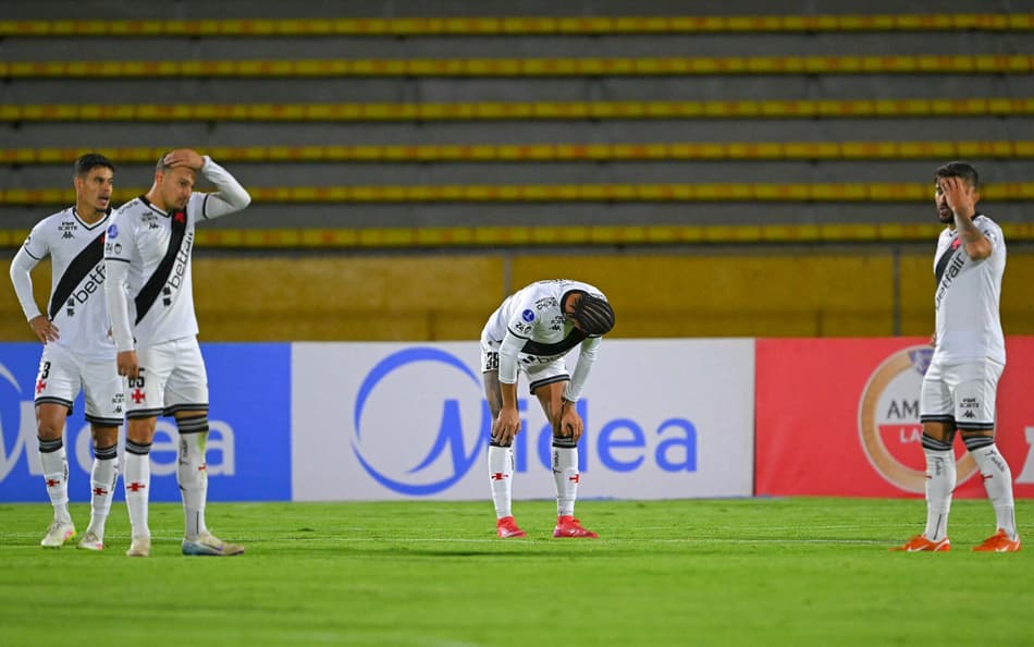 Jogadores do Vasco desanimados após gol do Del Valle (foto: Rodrigo BUENDIA / AFP)