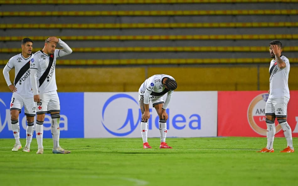 Jogadores do Vasco desanimados após gol do Del Valle (foto: Rodrigo BUENDIA / AFP)