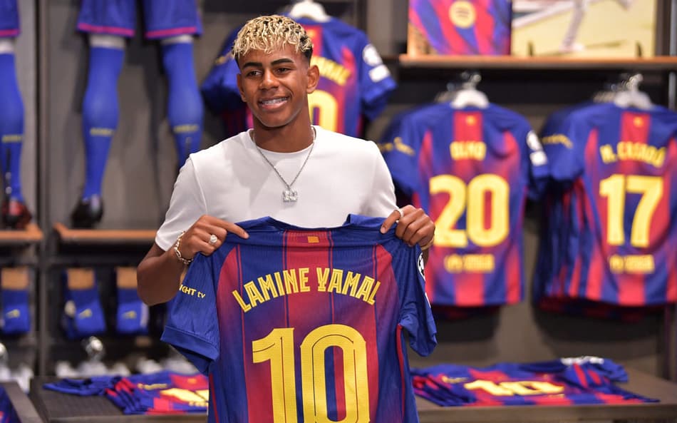Lamine Yamal recebe a camisa 10 do Barcelona com renovação de contrato até 2031.