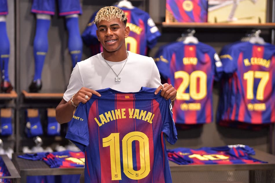 Lamine Yamal recebe a camisa 10 do Barcelona com renovação de contrato até 2031.