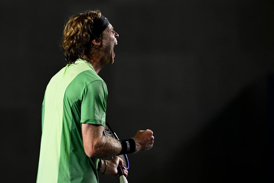 Principal favorito, o russo Andrey Rublev celebra a vitória dramática sobre o americano Emilio Nava no ATP de Los Cabos, no México ( Alfredo ESTRELLA / AFP)