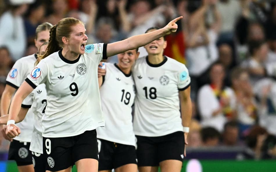Nuesken comemora gol de empate da Alemanha contra a França pela Eurocopa Feminina (Foto: COFFRINI / AFP)