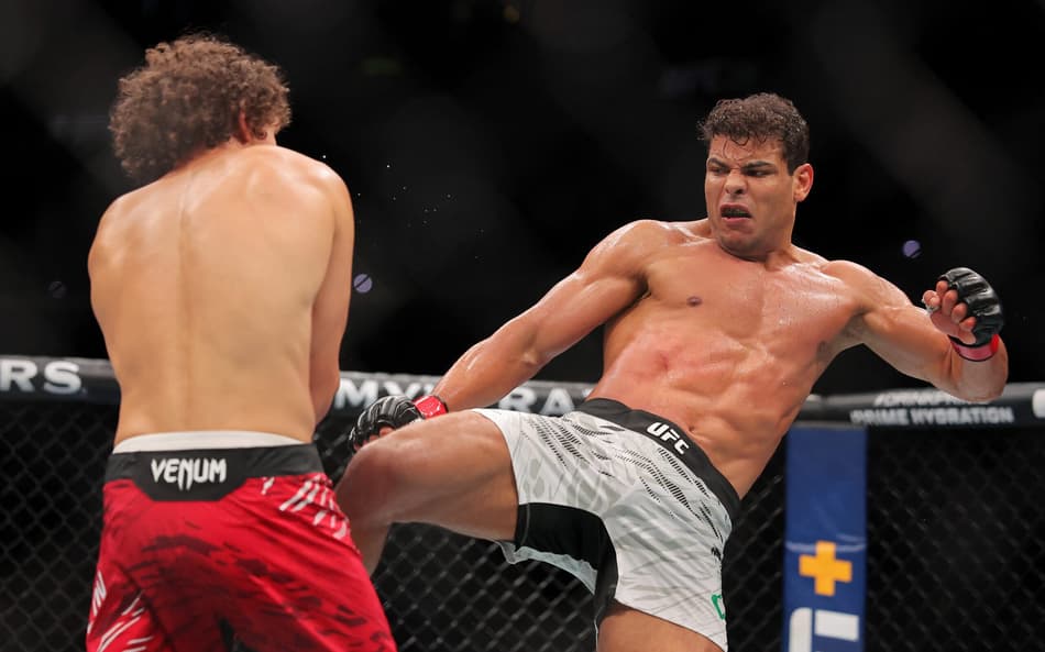 Paulo Borrachinha derrota Roman Kopylov no UFC 318 (Foto: Jonathan Bachman/AFP)