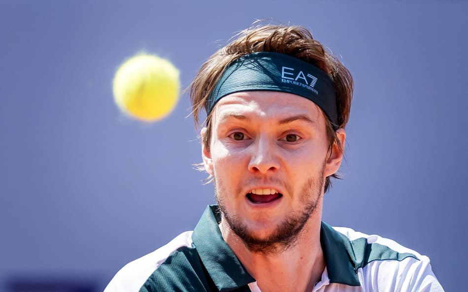 O cazaque Alexander Bublik na vitória na final de Gstaad contra o argentino Juan Manuel Cerundolo (Foto: Fabrice COFFRINI / AFP)
