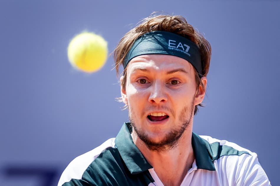 O cazaque Alexander Bublik na vitória na final de Gstaad contra o argentino Juan Manuel Cerundolo (Foto: Fabrice COFFRINI / AFP)