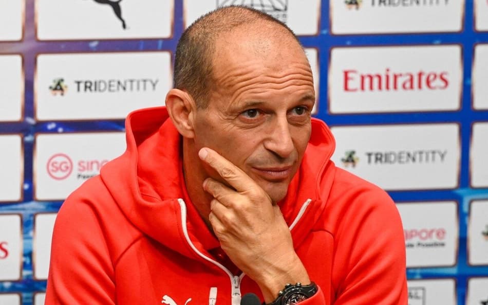 Allegri em coletiva do Milan durante pré-temporada (Foto: Roslan RAHMAN / AFP)