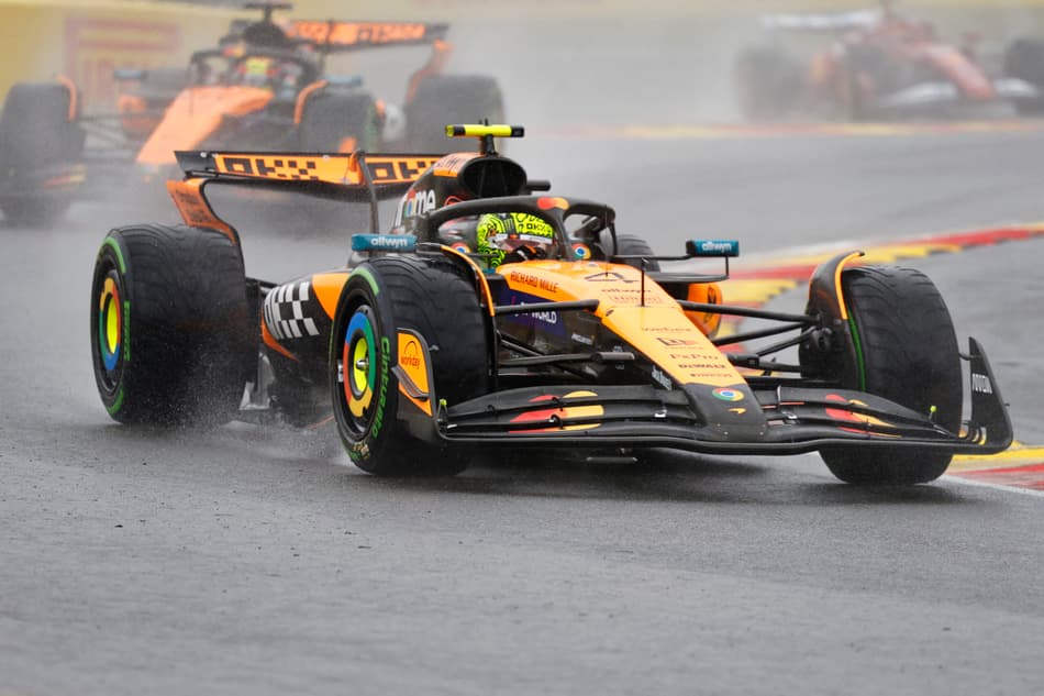 Lando Norris na volta de formação do grid do GP da Bélgica (Foto: SIMON WOHLFAHRT / AFP)