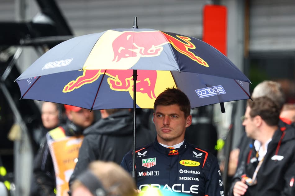 Max Verstappen, da Red Bull, durante bandeira vermelha no GP da Bélgica pela F1 2025 (Foto: YVES HERMAN / POOL / AFP)