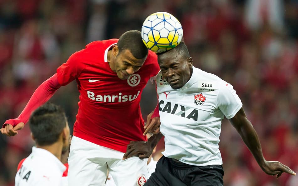 Ernando e Kanu disputam bola em Vitória x Internacional (Foto: Jeferson Guareze/AGIF)