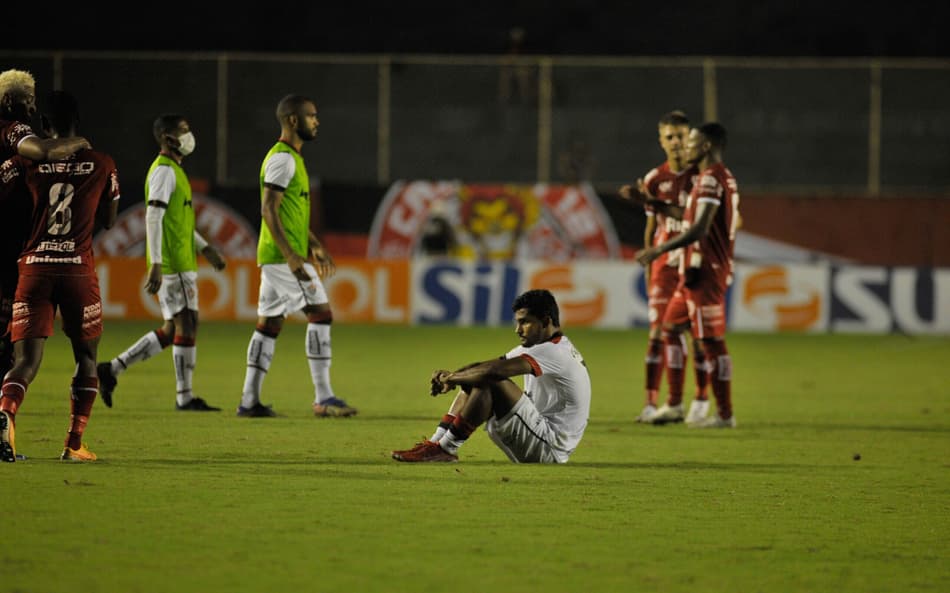 Jogadores do Vitória lamentam queda, no Barradão (Foto: Jhony Pinho/AGIF)
