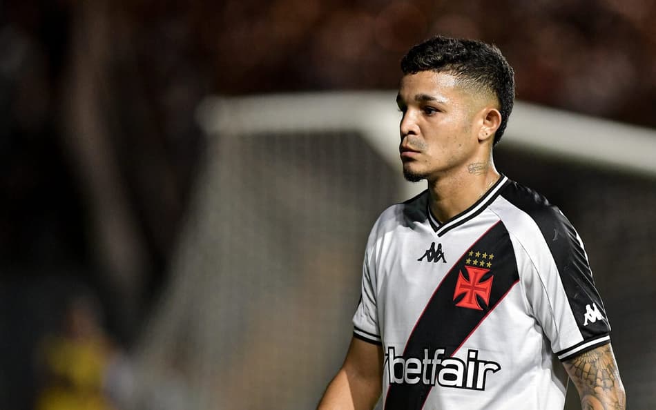 Adson segue buscando espaço no Vasco (Foto: Thiago Ribeiro/AGIF)