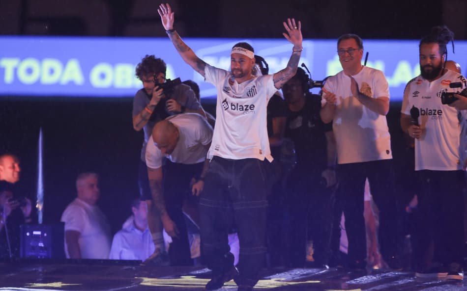 Neymar durante evento de apresentação do início da segunda passagem pelo Santos, na Vila Belmiro. (Foto: Reinaldo Campos/AGIF)