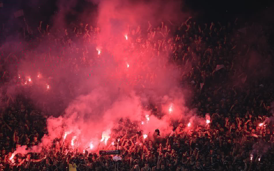 Torcida do Corinthians durante a final do Campeonato Paulista 2025, na Neo Química Arena. (Foto: Ettore Chiereguini/AGIF)