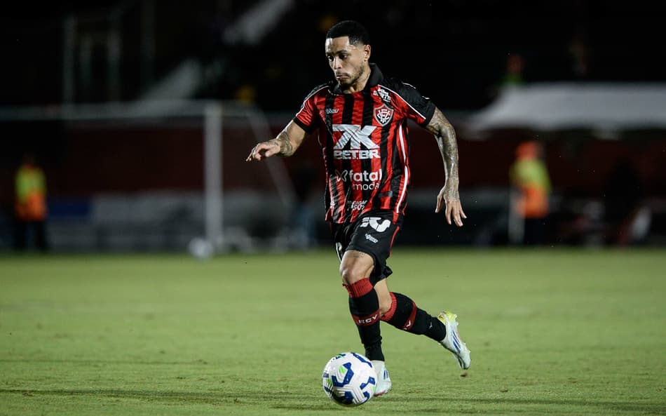 Matheuzinho em ação pelo Vitória (Foto: Jhony Pinho/AGIF)