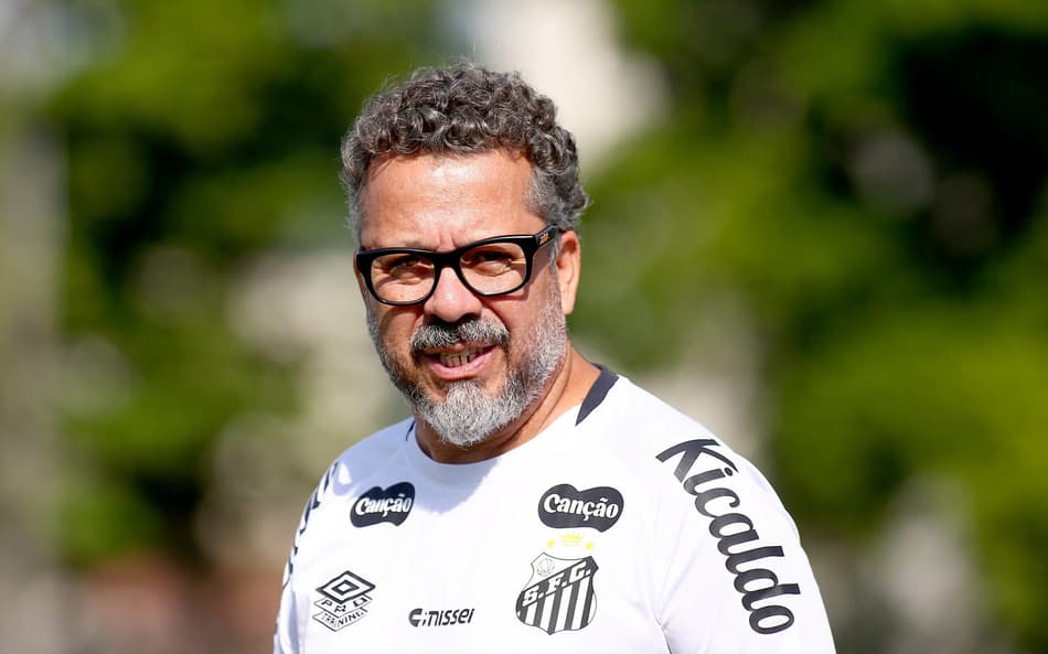 O técnico Cléber Xavier está garantido no cargo pelo presidente Marcelo Teixeira. (Foto: Mauricio De Souza/AGIF)