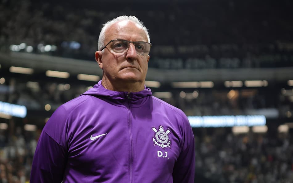 Dorival Júnior soma 10 jogos no comando da equipe (Foto: Gilson Lobo/AGIF)