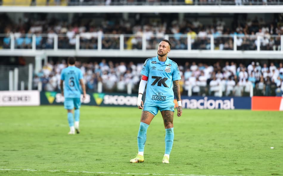 Santos já vendeu mais de 240 mil camisas para o varejo nesta temporada. (Foto: Jota Erre/AGIF)