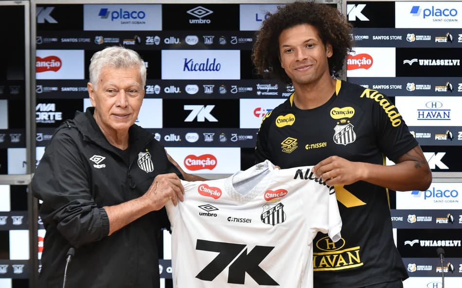 Willian Arão é apresentado no Santos ao lado do ídolo do clube Clodoaldo. (Foto: Jota Erre/AGIF)