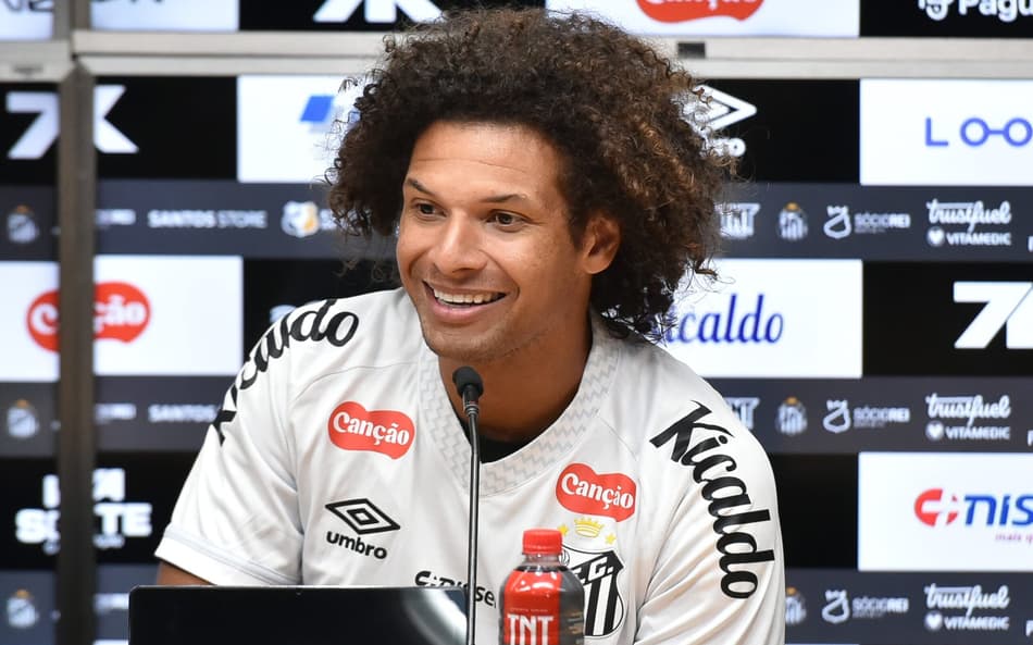 Willian Arão jogou durante três anos no futebol europeu antes de assinar com o Santos. (Foto: Jota Erre/AGIF)