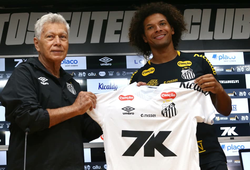 Willian Arão ao lado de Clodoaldo em apresentação no Santos na última sexta-feira (05), na Vila Belmiro. (Foto: Mauricio De Souza/AGIF)