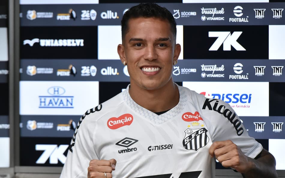 Igor Vinícius assinou contrato com o Santos até junho de 2028. (Foto: Jota Erre/AGIF)