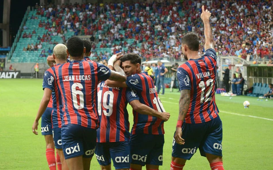 Jogadores do Bahia comemoram gol contra o Fortaleza (Foto: Jhony Pinho/AGIF)