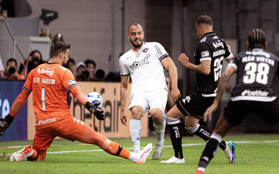 Lance do jogo entre Vasco e Botafogo (Foto: Mateus Dutra/AGIF)
