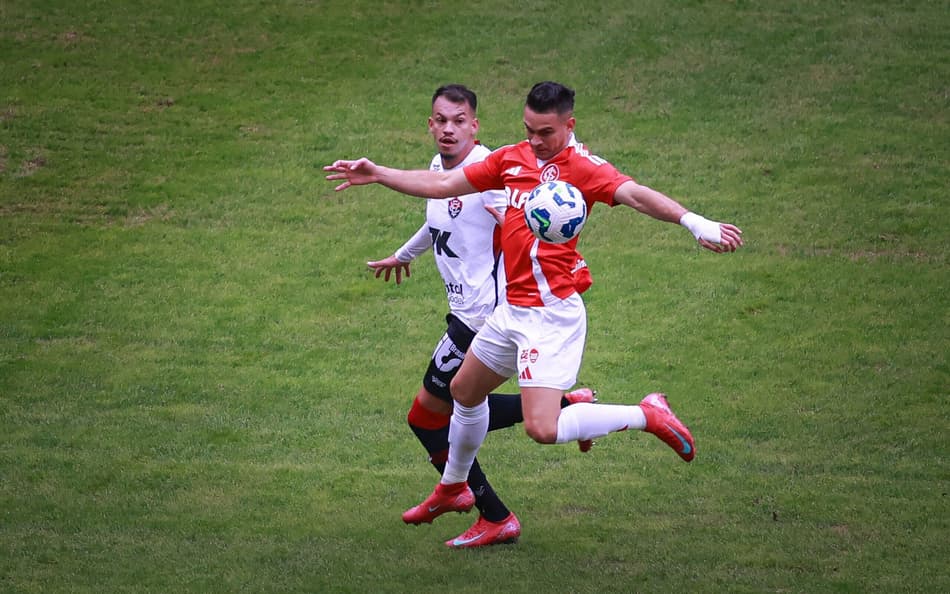 Zé Marcos e Borré disputam bola no Beira-Rio (Foto: Maxi Franzoi/AGIF)