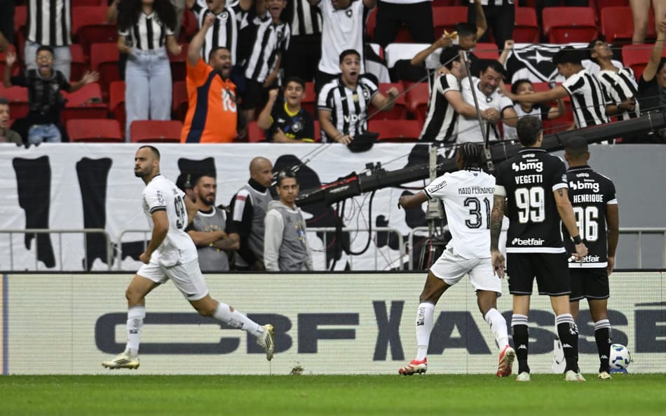 Arthur Cabral comemorando seu primeiro gol pelo Botafogo (Foto: Mateus Bonomi/AGIF)