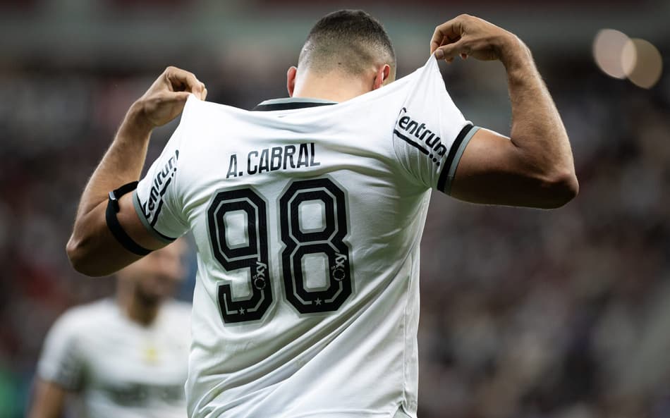 Arthur Cabral abriu os caminhos para a vitória do Botafogo sobre o Vasco (Foto: Isabela Azine/AGIF)