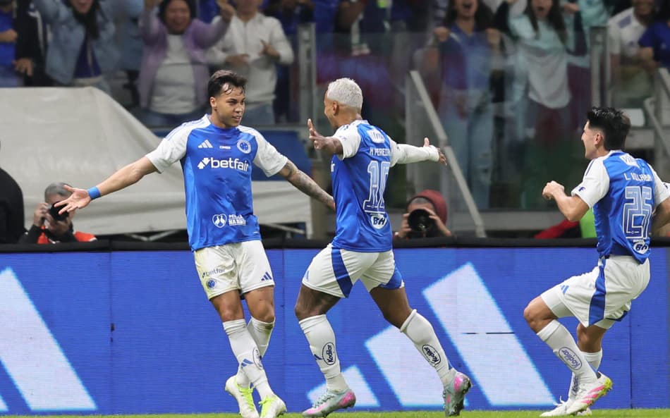 Kaio Jorge e Matheus Pereira comemoram gol do Cruzeiro contra o Grêmio (Foto: Gilson Lobo/AGIF)