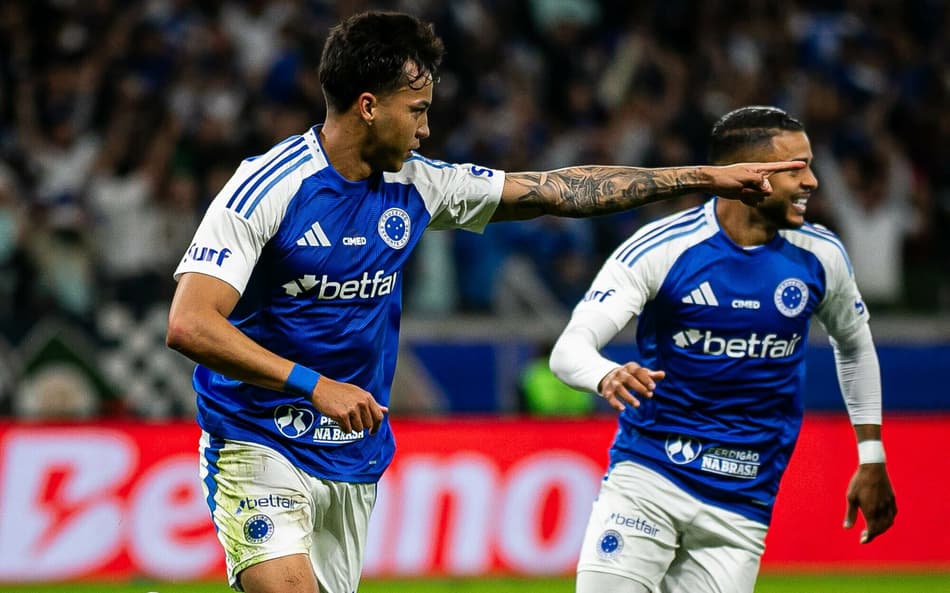 Atacante Kaio Jorge aponta para Matheus Pereira, em gol do Cruzeiro contra o Grêmio (Foto: Fernando Moreno/AGIF)