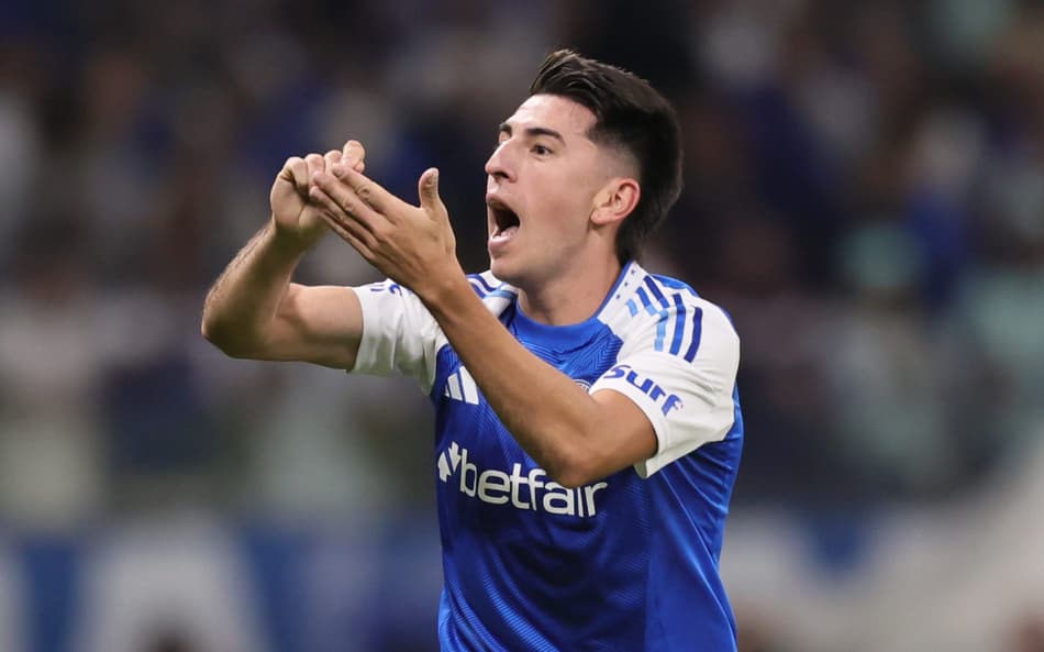 Zagueiro Villalba comemora segundo gol do Cruzeiro contra o Grêmio (Foto: Gilson Lobo/AGIF)