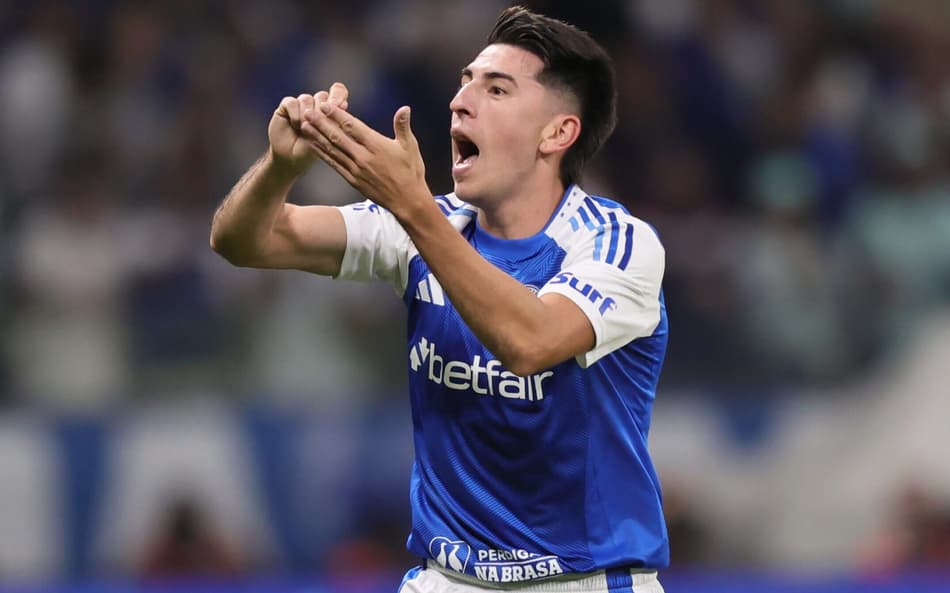 Zagueiro Villalba comemora segundo gol do Cruzeiro contra o Grêmio (Foto: Gilson Lobo/AGIF)