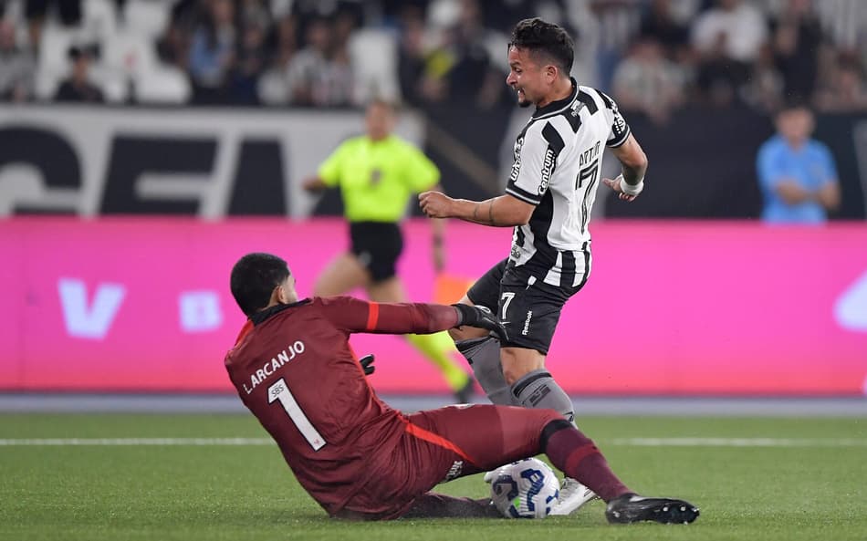 Lucas Arcanjo faz defesa contra o Botafogo (Foto: Thiago Ribeiro/AGIF)
